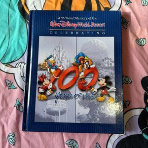 2001 WALT DISNEY WORLD RESORT 100‎ YRS OF MAGIC BOOK